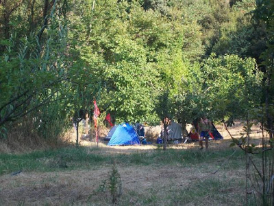 Ημίγυμνοι χρυσαυγίτες, κάνουν κάμπινγκ και παριστάνουν τους «Ράμπο» στους καταρράκτες της Nέδας - Φωτογραφία 3