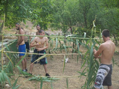 Ημίγυμνοι χρυσαυγίτες, κάνουν κάμπινγκ και παριστάνουν τους «Ράμπο» στους καταρράκτες της Nέδας - Φωτογραφία 4