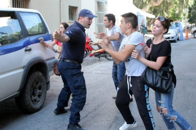 Επιτέθηκαν στους κατηγορούμενους για το βιασμό - Φωτογραφία 5