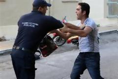Επιτέθηκαν στους κατηγορούμενους για το βιασμό