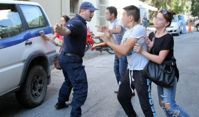 Κρήτη: Eικόνες από το λιντσάρισμα στα δικαστήρια για το βιασμό - Προφυλακίστηκαν οι δύο - Φωτογραφία 4