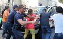 Κρήτη: Eικόνες από το λιντσάρισμα στα δικαστήρια για το βιασμό - Προφυλακίστηκαν οι δύο