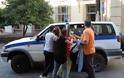 Κρήτη: Eικόνες από το λιντσάρισμα στα δικαστήρια για το βιασμό - Προφυλακίστηκαν οι δύο - Φωτογραφία 5