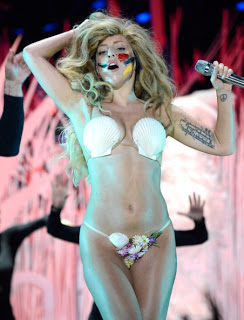 Η Lady Gaga με string στα MTV Video Music Awards 2013 - Φωτογραφία 2