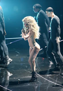 Η Lady Gaga με string στα MTV Video Music Awards 2013 - Φωτογραφία 4