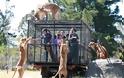 ΑΠΙΘΑΝΕΣ ΕΙΚΟΝΕΣ ΚΑΙ VIDEO: Πάρκο άγριας ζωής βάζει τους… τουρίστες σε
κλουβί !!! - Φωτογραφία 1