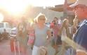 Aφωνοι τουρίστες παρακολουθούν τον Καραμανλή να φθάνει oικογενεικώς στη Ρόδο με καπελάκι και αθλητικά παπούτσια