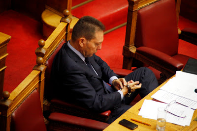 Kαρέ καρέ η αφόρητη πλήξη του Γιάννη Στουρνάρα στη Βουλή στη συζήτηση για τα κρατικά λαχεία - Φωτογραφία 3