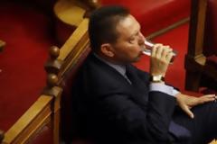 Kαρέ καρέ η αφόρητη πλήξη του Γιάννη Στουρνάρα στη Βουλή στη συζήτηση για τα κρατικά λαχεία