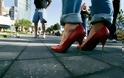 Κορίτσια βγάλτε τα τακούνια! -Δείτε σε 3D τι μπορεί να πάθουν τα πόδια σας (video)