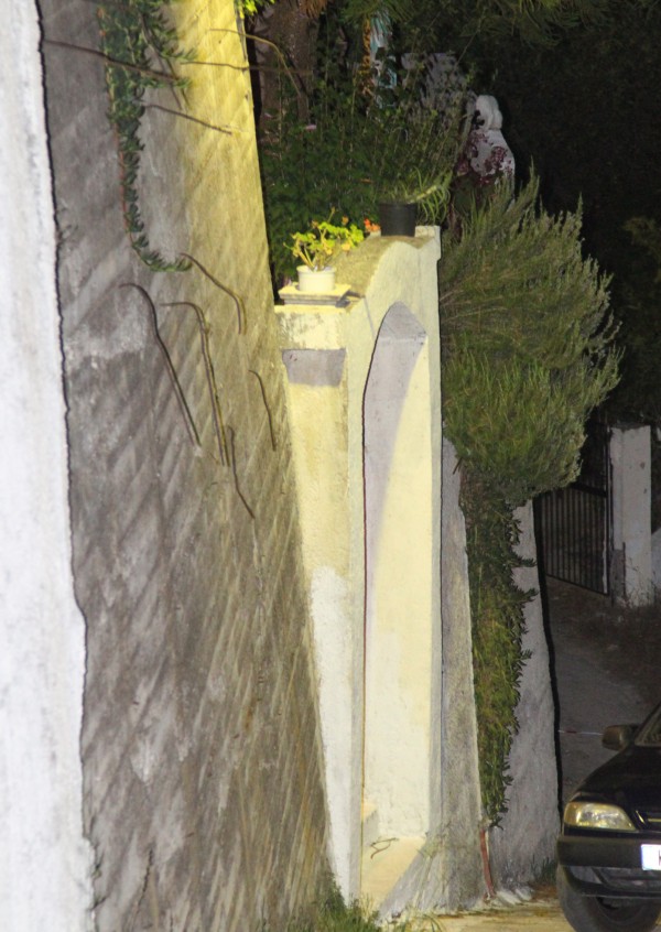 Εικόνες από το σπίτι της Κέρκυρας όπου η 50χρονη Γερμανίδα έπνιξε την 7χρονη κόρη της και αυτοκτόνησε - Σοκ στην τοπική κοινωνία - Φωτογραφία 3