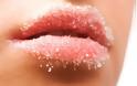 Αποκτήστε βελούδινα χείλη με ένα φυσικό scrub