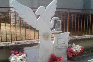 Στη σφαγιασμένη 19χρονη Μ. Γεωργάκη έστησαν μνημείο οι δικοί της... - Φωτογραφία 1