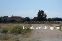Πρωτότυπη περίφραξη με μπάζα σε νεκροταφείο στα Τρίκαλα
