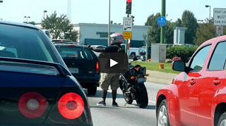Μοτοσικλετιστής βρήκε έναν ασυνήθιστο τρόπο να ξεμουδιάσει στο φανάρι (Video) - Φωτογραφία 1