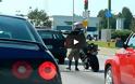 Μοτοσικλετιστής βρήκε έναν ασυνήθιστο τρόπο να ξεμουδιάσει στο φανάρι (Video)