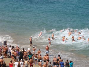 Το έλεγε η καρδούλα τους στον κολυμβητικό μαραθώνιο στη Νεά Χώρα - Φωτογραφία 1