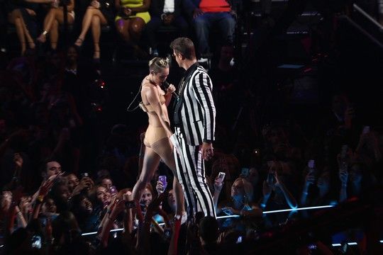 Miley Cyrus : δίνει εξηγήσεις για τη γλώσσα που δεν έβαλε μέσα στα βραβεία του MTV - Φωτογραφία 3