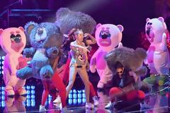 Miley Cyrus : δίνει εξηγήσεις για τη γλώσσα που δεν έβαλε μέσα στα βραβεία του MTV