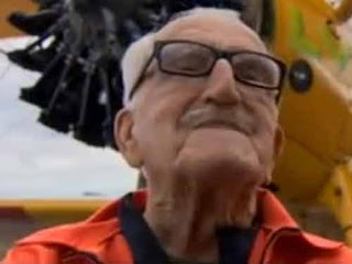 93χρονος ταξιδεύει επάνω σε φτερό αεροπλάνου [Video] - Φωτογραφία 1
