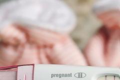 Σάλο προκαλεί η νέα τάση στην Αμερική - Γυναίκες αγοράζουν θετικά τεστ εγκυμoσύνης