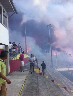 Ποδοσφαιρικός αγώνας εν μέσω πυρκαγιάς - Φωτογραφία 3