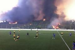 Ποδοσφαιρικός αγώνας εν μέσω πυρκαγιάς