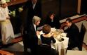 Όταν ο Αμερικανός υπουργός Άμυνας καθόταν στο ίδιο τραπέζι με τον Σύρο πρόεδρο - Φωτογραφία 1