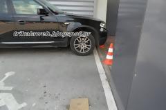 Παρκάρει σε θέση στάθμευσης ΑμεΑ στα Τρίκαλα