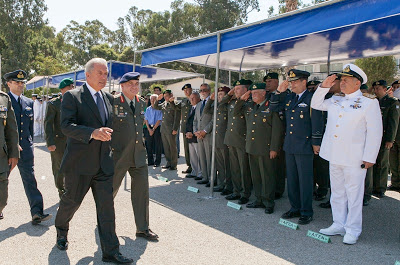 Τελετή επίδοσης διακριτικού πτερύγων στους Ευέλπιδες ΙVης τάξεως στη Σχολή Αλεξιπτωτιστών και επίσκεψη ΥΕΘΑ Δημήτρη Αβραμόπουλου στο στρατιωτικό αεροδρόμιο Πάχης Μεγάρων - Φωτογραφία 3