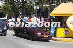Ευβοία: Ταξιτζήδες πλακώθηκαν στη μέση του δρόμου [Video & Photos]