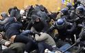 Συγκρούσεις διαδηλωτών με αστυνομικούς στο Βούκοβαρ