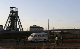 Ν. Αφρική: Πάνω από 80.000 εργαζόμενοι στα χρυσωρυχεία ξεκινούν απεργία - Φωτογραφία 1