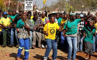 Παραλύουν τα χρυσωρυχεία της Ν. Αφρικής εξαιτίας της απεργίας - Φωτογραφία 1