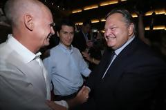 Γιατί χαίρεται ο κόσμος και χαμογελάει πατέρα;