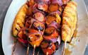 H συνταγή της ημέρας: Πικάντικος μεζές με σουβλάκια λουκάνικου