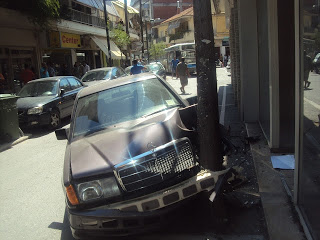 Tροχαίο στο κέντρο της Κατερίνης: Μερσεντες έσπασε κολόνα της ΔΕΗ - Φωτογραφία 1