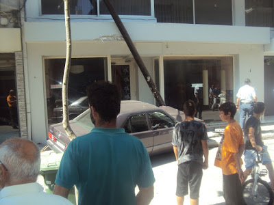 Tροχαίο στο κέντρο της Κατερίνης: Μερσεντες έσπασε κολόνα της ΔΕΗ - Φωτογραφία 3