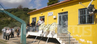 Απίστευτο: Έκαναν κηδεία σε δημοτικό σχολείο της Ηλείας καθώς η εκκλησία γκρεμίστηκε από το σεισμό - Φωτογραφία 1