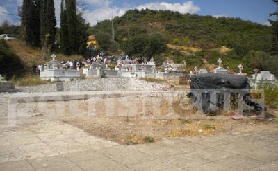 Απίστευτο: Έκαναν κηδεία σε δημοτικό σχολείο της Ηλείας καθώς η εκκλησία γκρεμίστηκε από το σεισμό - Φωτογραφία 2