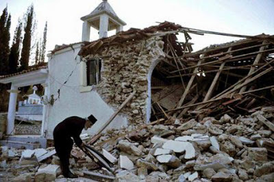 Απίστευτο: Έκαναν κηδεία σε δημοτικό σχολείο της Ηλείας καθώς η εκκλησία γκρεμίστηκε από το σεισμό - Φωτογραφία 3