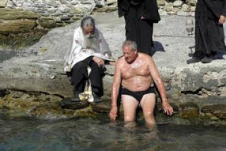 Βάπτιση στη θάλασσα του Αγίου Όρους - Φωτογραφία 1
