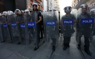 Δακρυγόνα εναντίον διαδηλωτών στην Τουρκία - Φωτογραφία 1