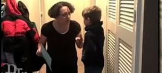 Σοκ: Μητέρα αναγκάζει το παιδί της να κάνει ντους με παγωμένο νερό επειδή της είπε ψέμματα [video] - Φωτογραφία 1