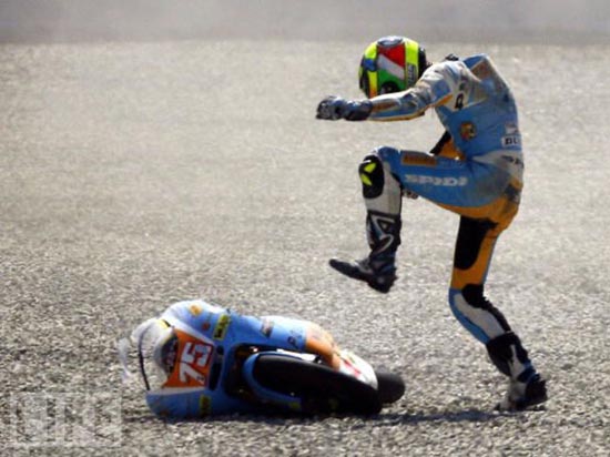 Τρομακτικά ατυχήματα σε αγώνες μοτοσυκλέτας! - Φωτογραφία 10