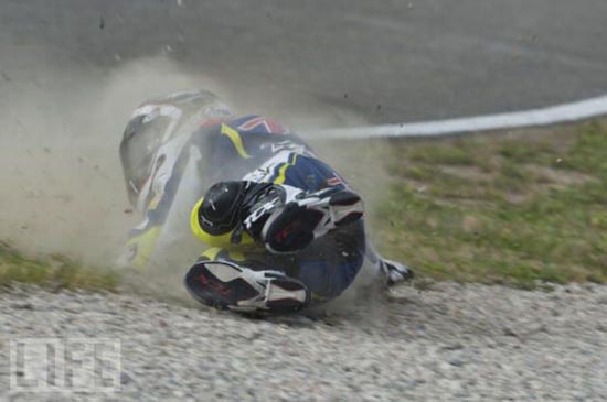 Τρομακτικά ατυχήματα σε αγώνες μοτοσυκλέτας! - Φωτογραφία 4
