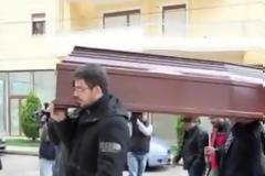 Διαμαρτυρία οικοδόμων με φέρετρο στην 6η ΥΠΕ