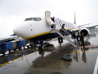 Σε αναγκαστική δίαιτα οι αεροσυνοδοί της Ryanair - Φωτογραφία 1