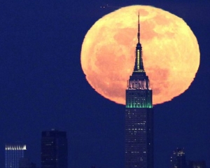 Εκπληκτικές φωτογραφίες με το «ροζ φεγγάρι» στον ουρανό της Ν.Υόρκης - Φωτογραφία 1