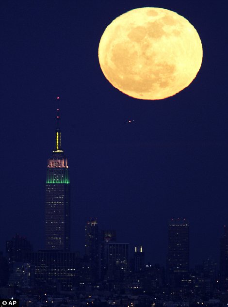 Εκπληκτικές φωτογραφίες με το «ροζ φεγγάρι» στον ουρανό της Ν.Υόρκης - Φωτογραφία 3